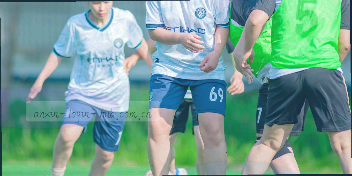 湖面波纹从深湖蓝过渡到湖水浅的抽象封面，右下角保留大片留白